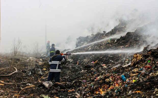 На Прикарпатті спалахнуло сміттєзвалище, рятувальники збилися з ніг: "Бомба сповільненої дії"