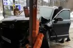 У Харкові шумахер протаранив авто і влетів на зупинку - колесо наліво, капот направо