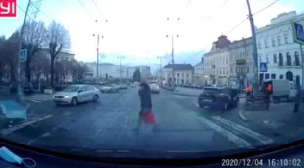 Черновицкие копы на скорости сбили женщину, видео огорошило сеть: "Это все объясняет"