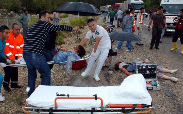 Кривава автокатастрофа у Туреччині: є жертви та безліч поранених