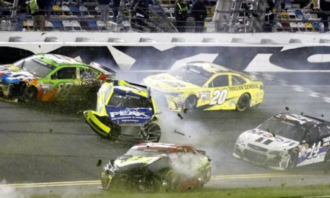 Авария на этапе NASCAR: 13 зрителей травмированы (видео)