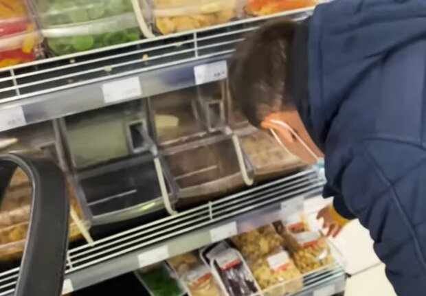 Проверка в магазине, кадр из видео Максима Несмиянова