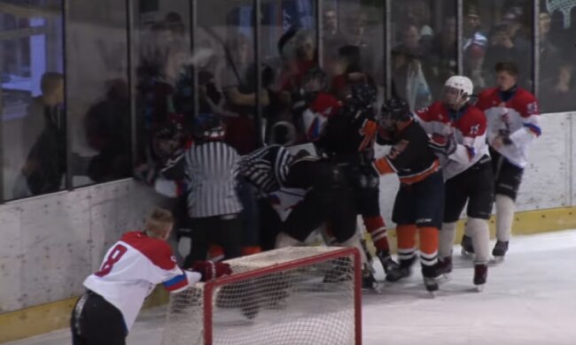 Коли програвати прикро: Масова бійка в юнацькому хокеї за участю рефері