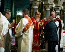 Головне за день понеділка, 20 квітня: пожежі гасять танками, молодих залишили без грошей, а Філарет причащає вірян з однієї ложки