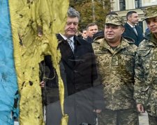 У Київ повернувся іловайський прапор, яким "зустрічали" Путіна (фото)