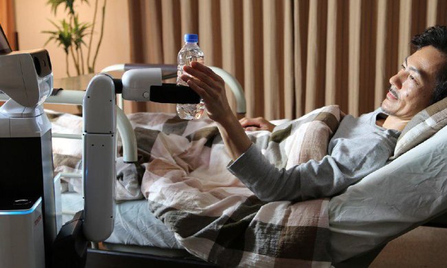 Toyota навчила роботів прибирати за людьми-свинями