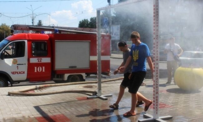 Спасатели освежили горожан водяной завесой