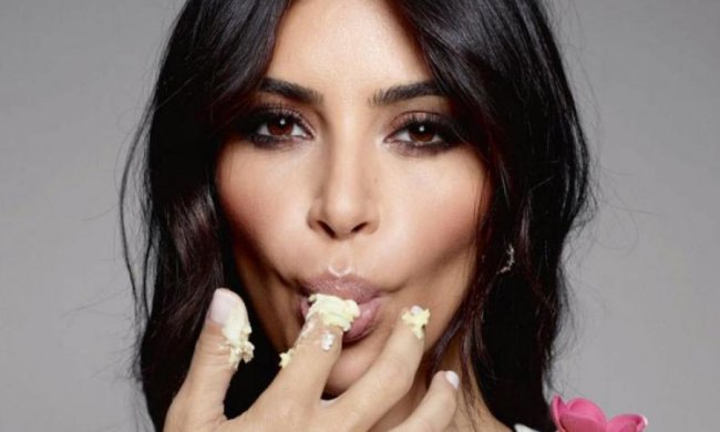 Голая Кардашьян превратилась в бутылку: фото