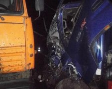 У Харкові зіткнулися дві вантажівки (фото)