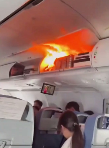 Пожежа в салоні літака, кадр з відео