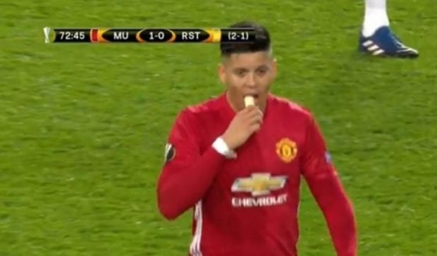 Моуринью накормил своего игрока бананом прямо во время матча