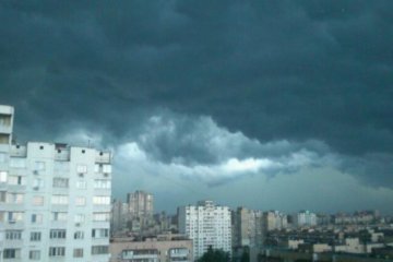 Киянам радять не виходити на вулицю через ураган