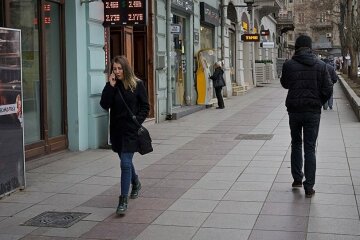 Дика витівка неадекватного киянина потрапила на відео: "Заліз на кияночку, символізм зашкалює"