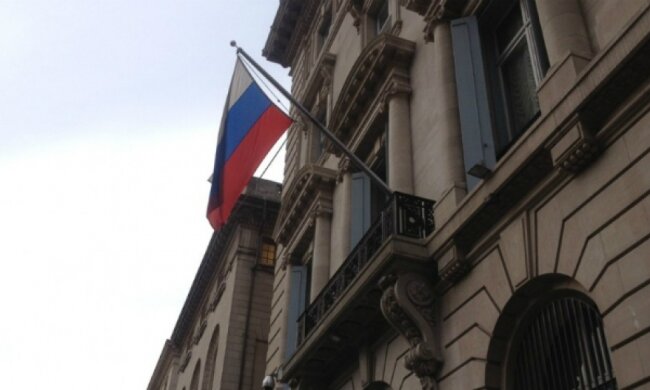 В Киеве улица с консульством России стала улицей Добровольческих батальонов