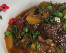 Тушковані овочі з м'ясом та баклажанами, кадр з відео