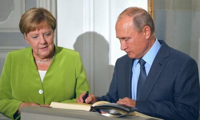 Меркель розповіла Порошенку, про що шепталася з Путіним