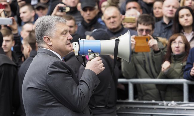 Команда Порошенко готовится к покушению: под одеждой заметили странную деталь