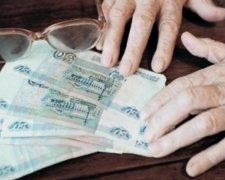 "Праздники кончились": зарплаты и пенсии в Крыму урезали до минимальных