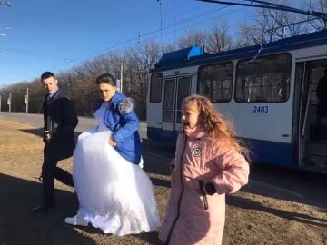 Прямо на рабочем месте: в Харькове пара сыграла свадьбу в общественном "лимузине", фото