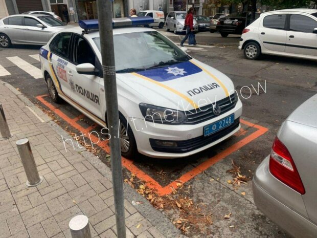 Київські копи знайшли місце для паркування і вляпалися в скандал: "Так робити не треба"