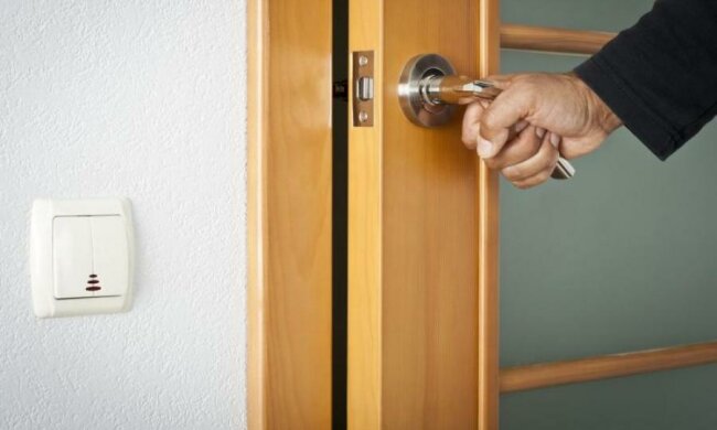 Руки американских работников снабдят дверными ручками