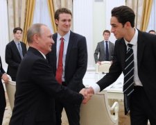 Censored: Кремль заставив агентства видалити фото Путіна з британськими студентами (фото)