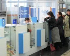 Яка країна, така і пошта: працівниця заспокоїла бабусь струменем газу