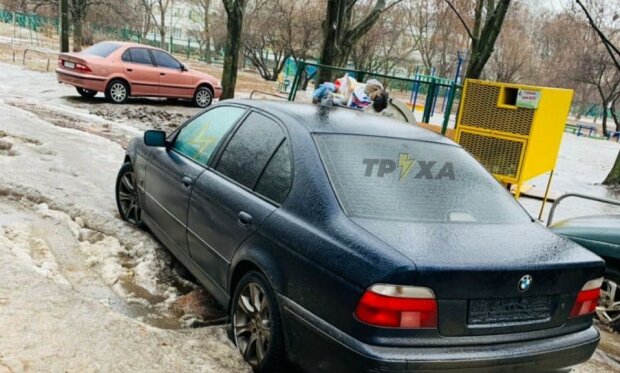 В Харькове авто примерзло на мокром "позоре" коммунальщиков Кернеса: "Течет пару недель"