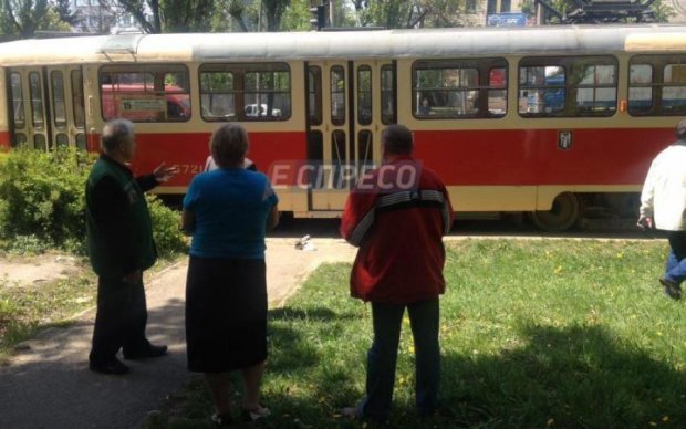 Киевлянин упал под трамвай: фото