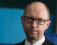 Яценюк побачив перші сигнали фінансової стабілізації