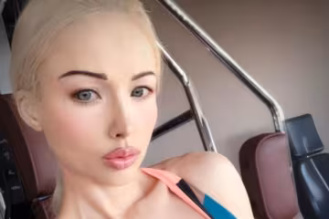 Напівгола одеська Барбі розповіла, що таке краса: фото