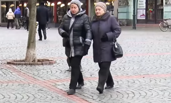 Пенсіонери. Фото: скрін youtube