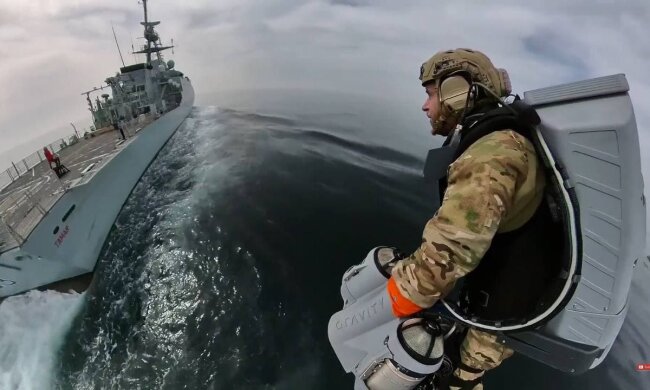 Полет на джетпаке / скриншот из видео
