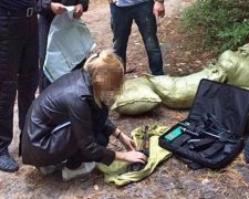 Правоохоронці виявили склад із автоматами на Київщині (фото)