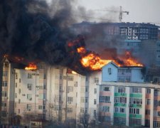 У Дніпрі палає багатоквартирний будинок: у полоні вогню – десятки людей