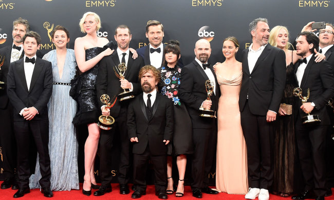 Пальто Таргариен, мантия Сноу и голова Старка: звезда "Игры престолов" пустил фанатов в святая святых