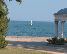 "Аншлаг" на кримських пляжах поставив на вуха соцмережі
