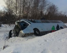 Моторошна ДТП на Донбасі: перекинувся автобус з дітьми