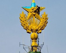 Московська влада заплатила за висотку кольору українського прапора