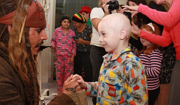 "Джек Воробей" три часа развлекал детей в больнице Австралии (фото, видео)