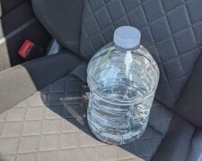 Пляшка з водою в авто: фото скрін ютуб