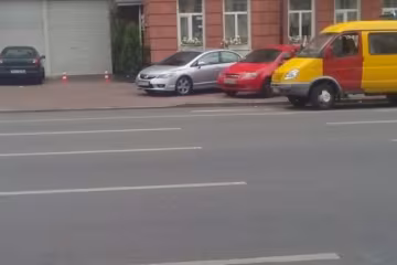 "Герои" парковки оставили киевлян без тротуара в центре