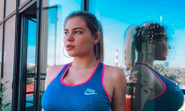 Онучка Боярського засвітила апетитні груди в міні-бікіні: "Ух, душевне фото"