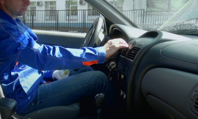 Підготовка кондиціонера авто. Фото: скрін youtube