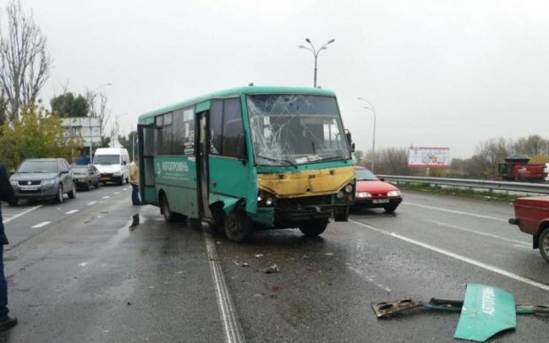 Автобус з дітьми перекинувся під Черніговом, троє в реанімації