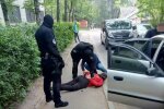 Налякав усе місто: розлючений чоловік ледь не підняв у повітря машину з поліцейськими, відео