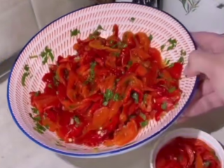 Закуска из печёных красных перцев, кадр из видео