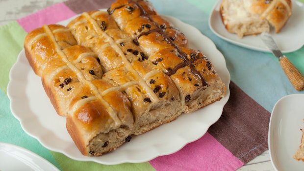 Великдень 2019: рецепт здобних пишних булочок до свята
