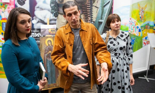 Офіс Зеленського заповнили іконами та ящиками із набоями: що відбувається