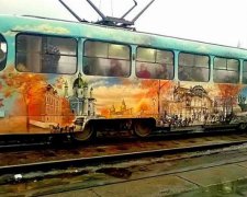 Осіннім Києвом прикрасили столичний трамвай (фото)